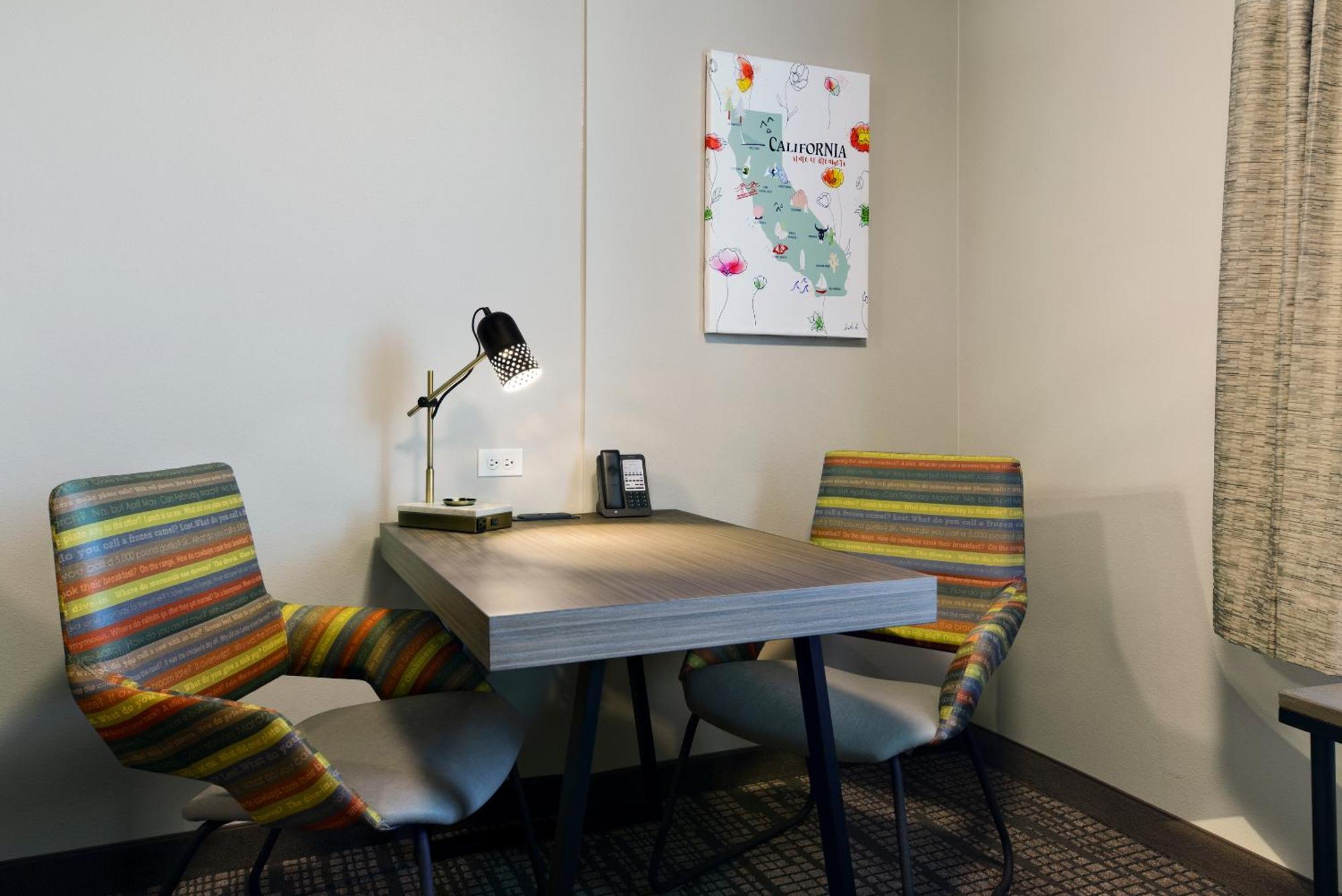Oxford Suites Paso Robles Rum bild